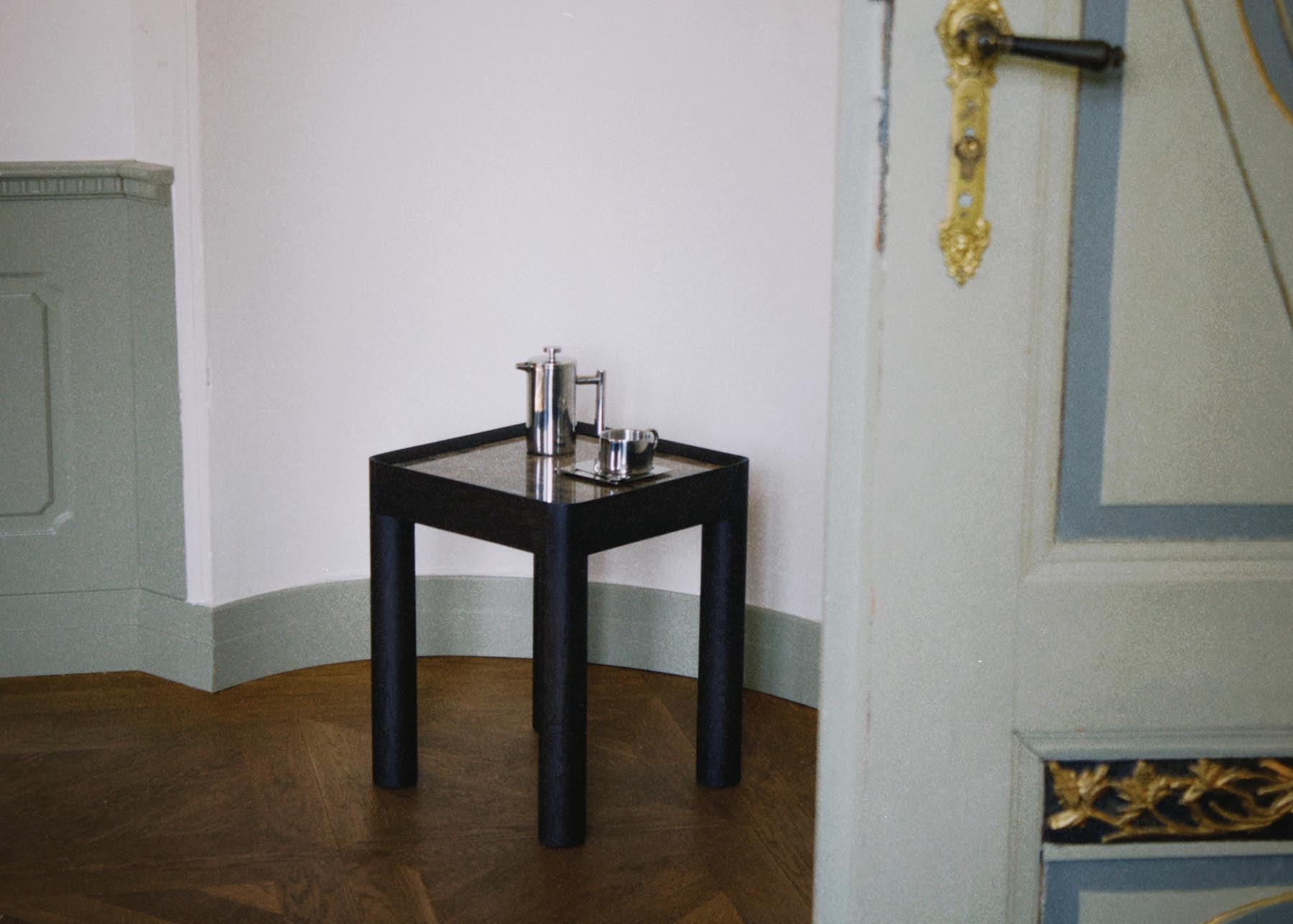 Eleganter Inset IST41 Beistelltisch von Tamo, perfekt für zeitgemäße Wohnräume, kombiniert ästhetische Form mit praktischer Nutzung.