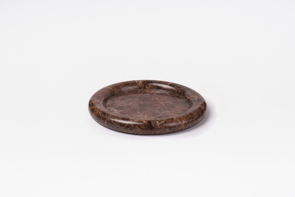 Rundes Marmortablett Luva von Tamo mit sanft abgerundetem Rand, Durchmesser 25 cm, in natürlicher Steinmaserung und individuellem Farbverlauf.