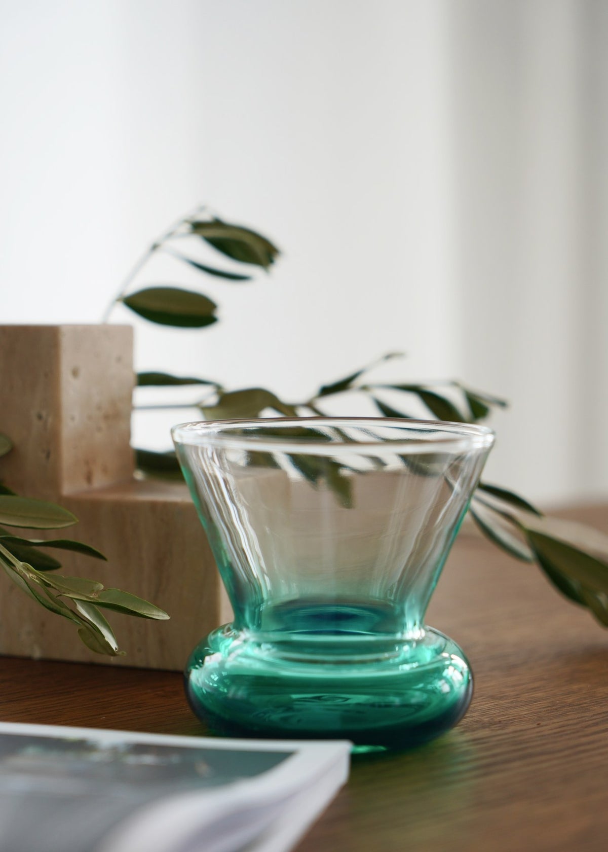 Grünes mundgeblasenes Glas Orio von Tamo, rund geformt mit handgemaltem Farbverlauf, Durchmesser 95 mm, Höhe 90 mm, Fassungsvermögen 250 ml.