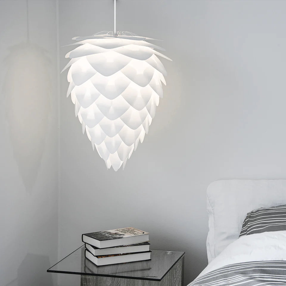 Elegante Conia Pendellampe in Weiß, ideal für stilvolle Wohnräume und stimmungsvolle Beleuchtungseffekte.