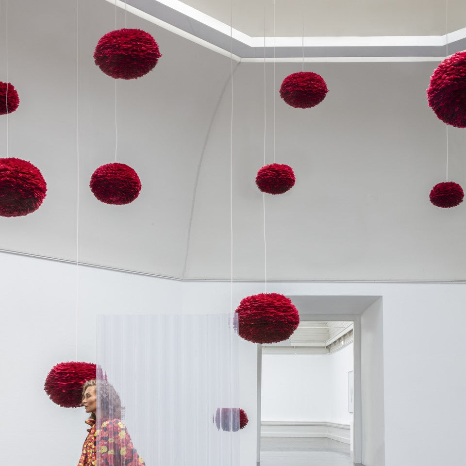 Stilvoller Eos Lampenschirm in leuchtendem Rot von Umage, perfekt für eine gemütliche Atmosphäre und zeitgemäße Einrichtung.