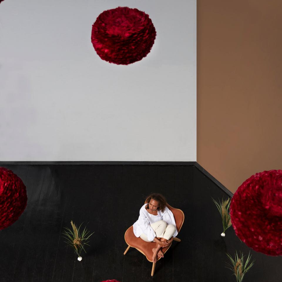 Eleganter Eos Lampenschirm in strahlendem Rot von Umage, ideal für stimmungsvolle Beleuchtung und modernes Wohnambiente.