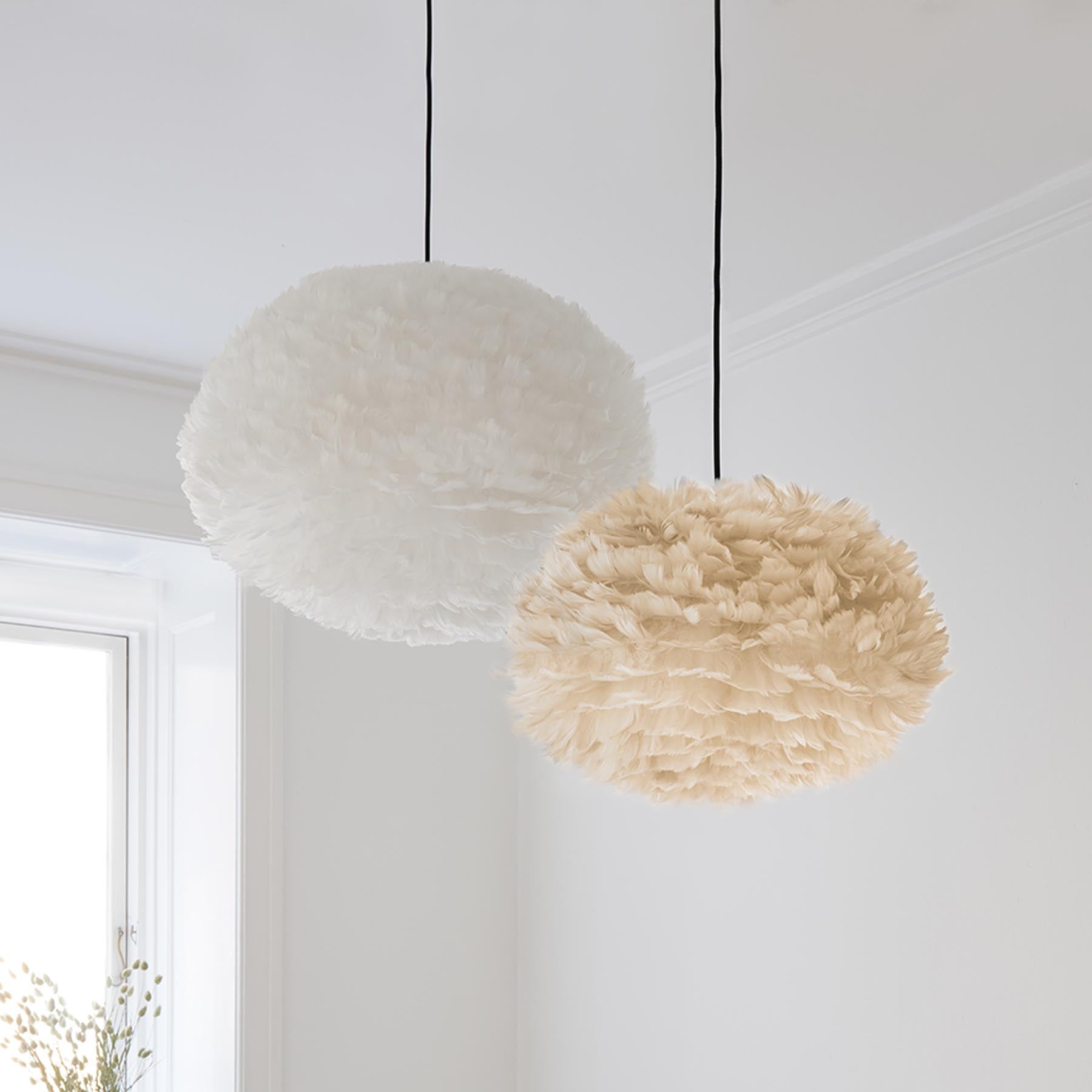 Eleganter Eos Lampenschirm in strahlendem Weiß, ideal für stilvolle Beleuchtung und moderne Wohnräume, präsentiert von Umage.