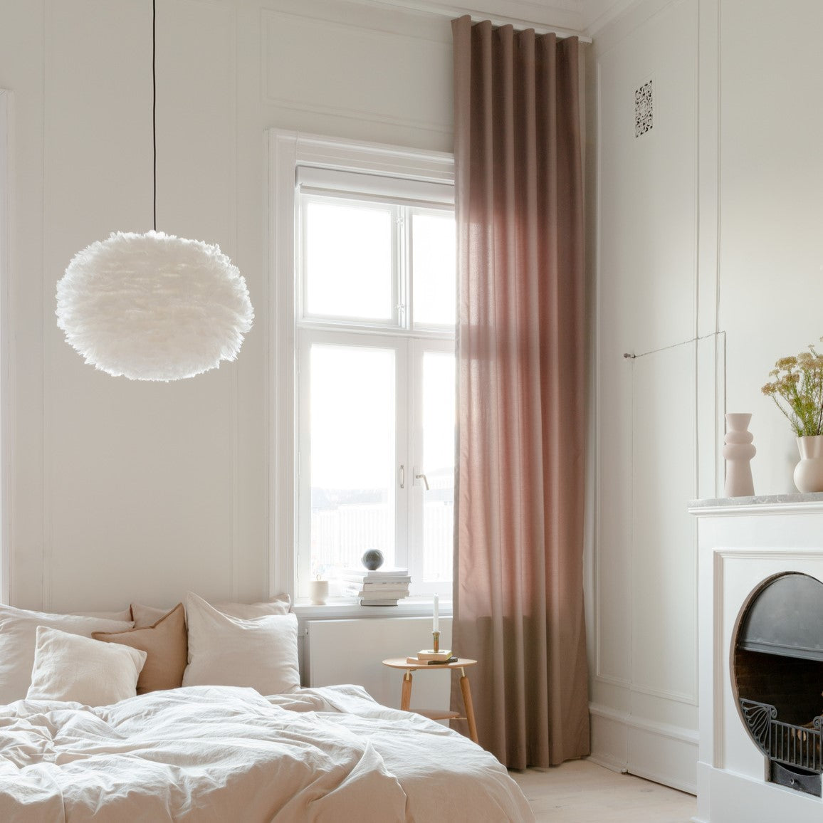 Schöner Eos Lampenschirm in reinem Weiß, perfekt für eine stilvolle Atmosphäre und modernes Interieur, entworfen von Umage.
