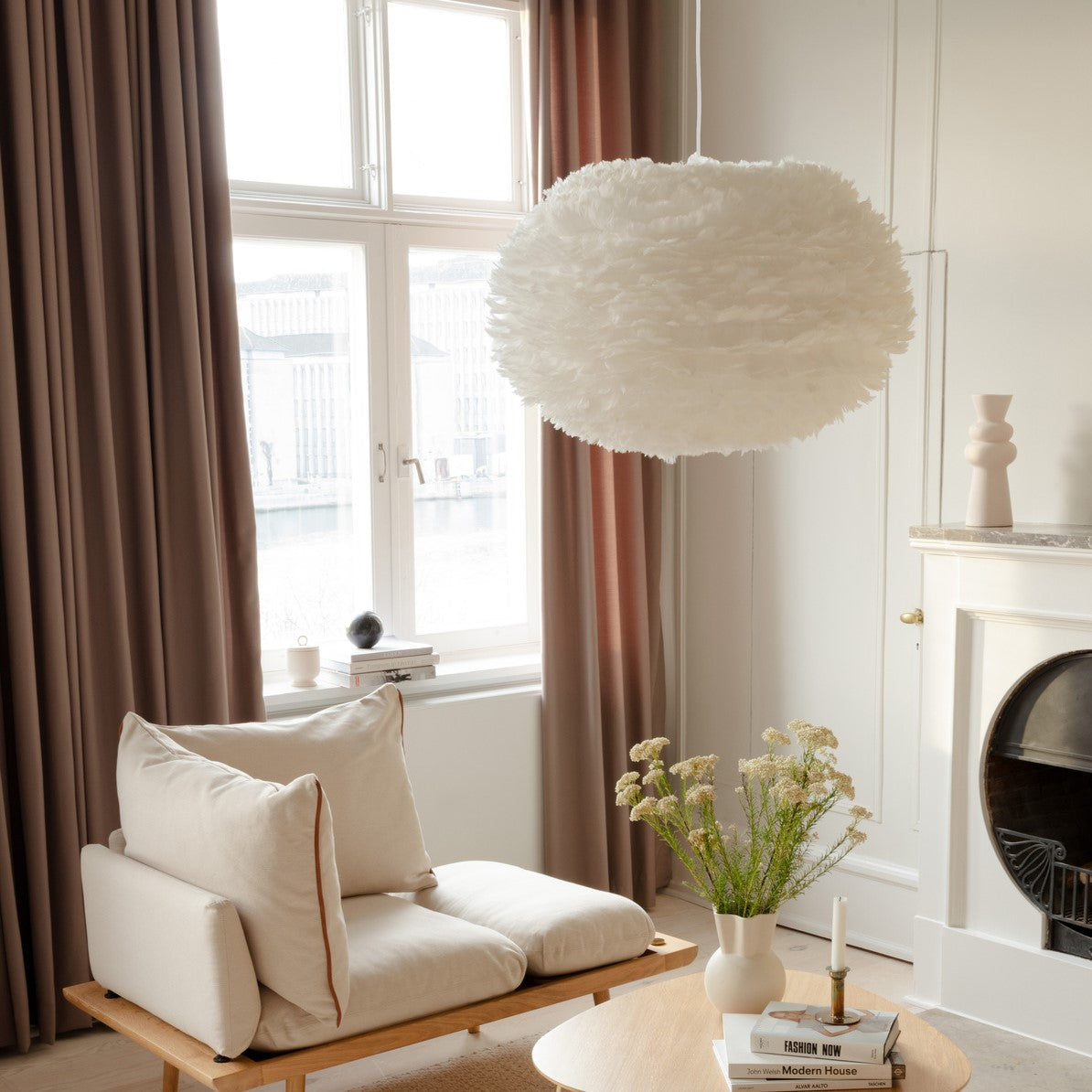Eleganter Eos Lampenschirm in strahlendem Weiß, ideal für zeitgemäße Wohnräume und eine einladende Lichtstimmung, designt von Umage.