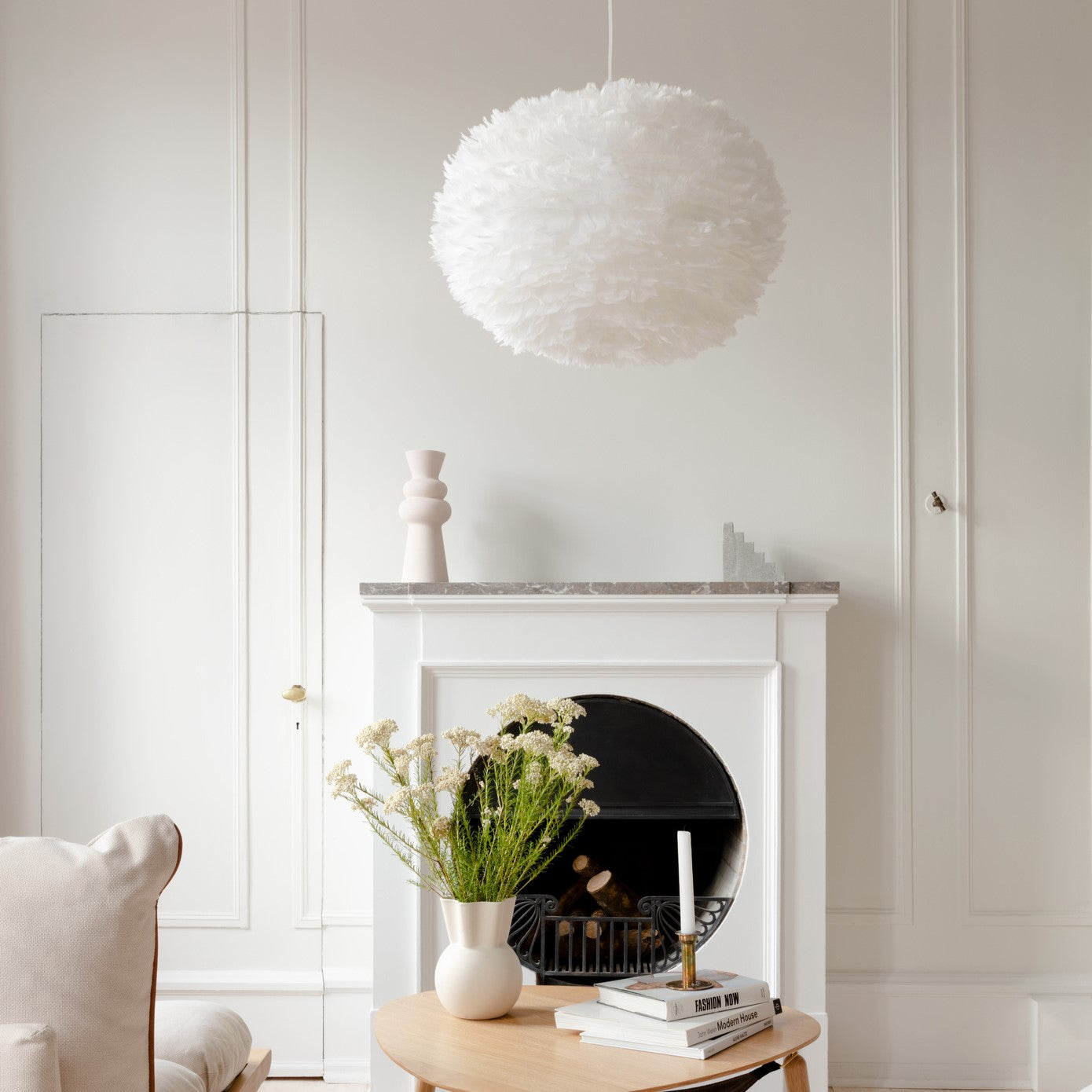 Eleganter Eos Lampenschirm in strahlendem Weiß, ideal für stilvolle Wohnräume und sorgt für ein einladendes Lichtspiel.