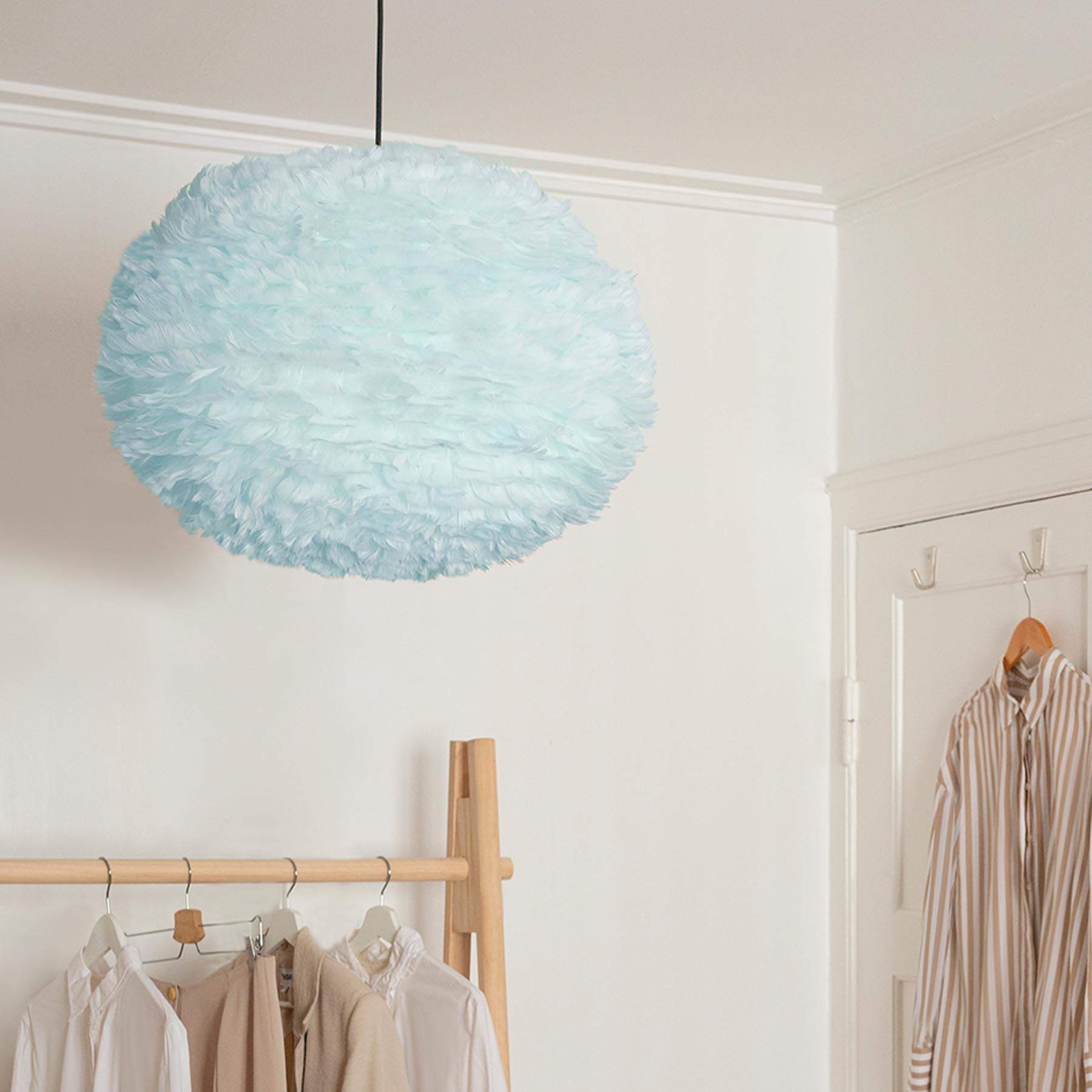 Eleganter Eos Lampenschirm in sanftem Hellblau, ideal für stimmungsvolle Beleuchtung in jedem Raum.