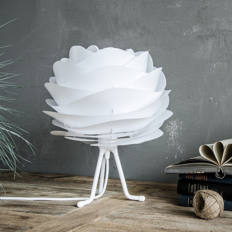 Eleganter Carmina Lampenschirm von Umage in strahlendem Weiß, ideal für moderne Innenräume und stilvolle Beleuchtung.