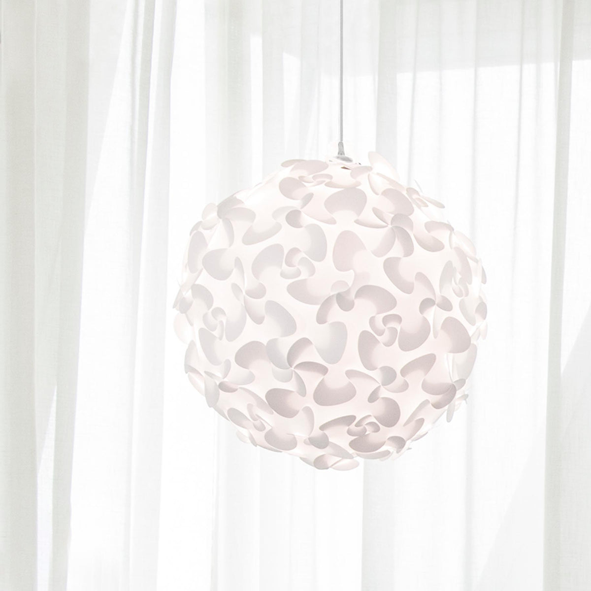 Lora  Lampenschirm in White präsentiert im Onlineshop von KAQTU Design AG. Lampenschirm ist von Umage