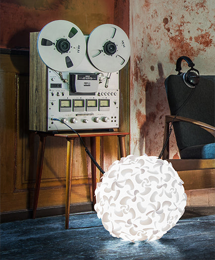 Lora  Lampenschirm in White präsentiert im Onlineshop von KAQTU Design AG. Lampenschirm ist von Umage