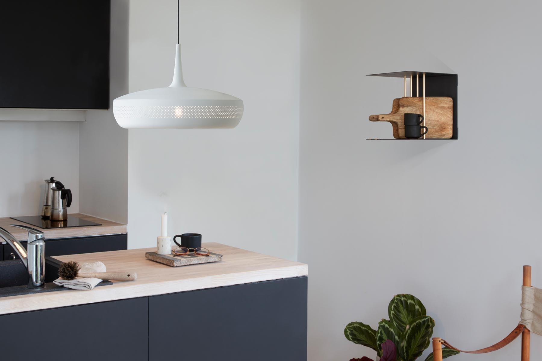 Eleganter Clava Dine Lampenschirm in Matt White, ideal für stilvolle Pendelleuchten, präsentiert von Umage für modernes Wohndesign.