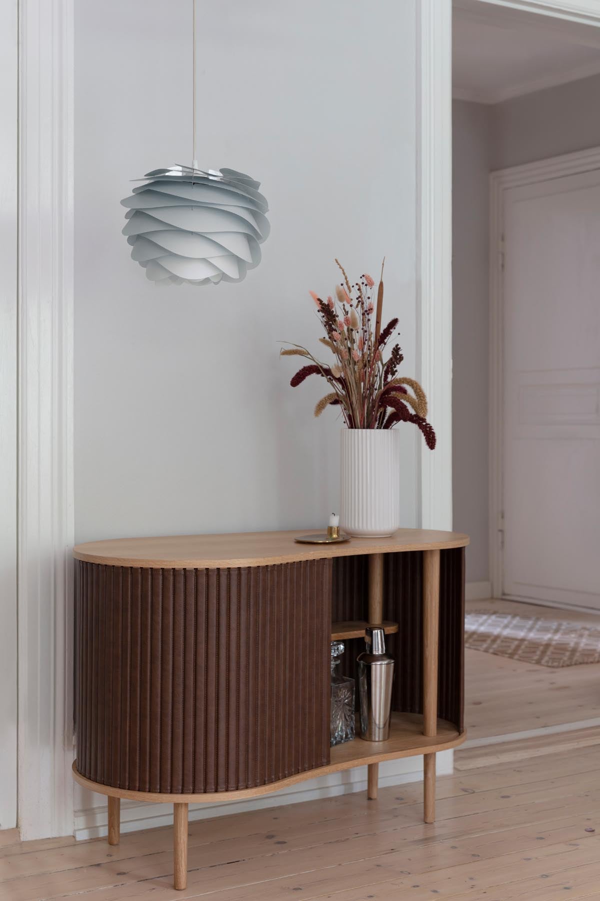 Eleganter Carmina Lampenschirm in zeitlosem Grau von Umage, ideal für eine gemütliche Atmosphäre und geschmackvolle Raumgestaltung.