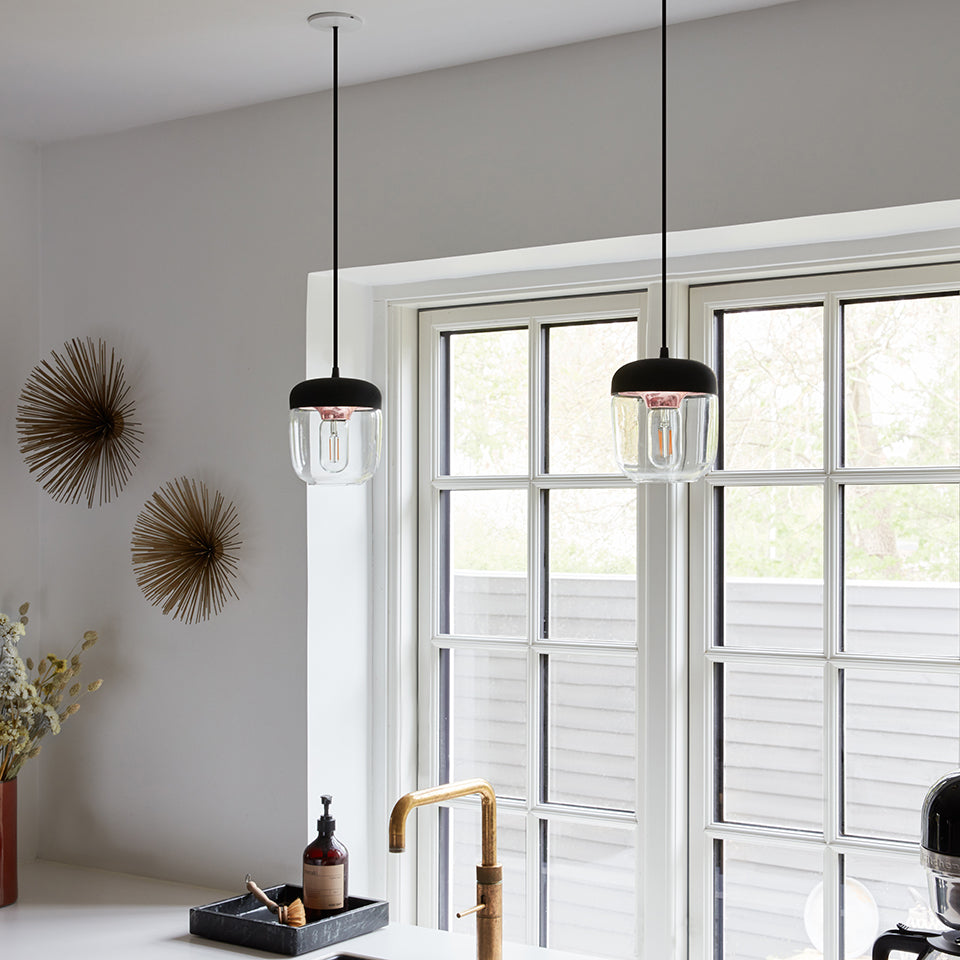 Eleganter Acorn Lampenschirm in Schwarz mit polierter Kupferakzentuierung, ideal für stilvolle Beleuchtung in jedem Raum.