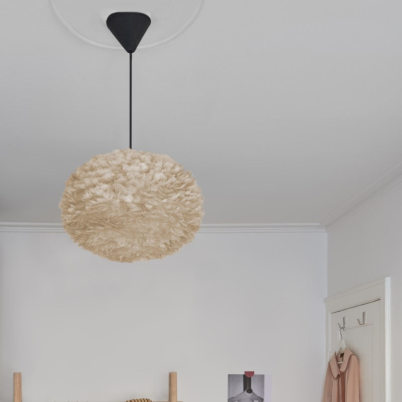 Eleganter Eos Lampenschirm in sanftem Beige, ideal für stimmungsvolle Beleuchtung und harmonische Raumgestaltung.
