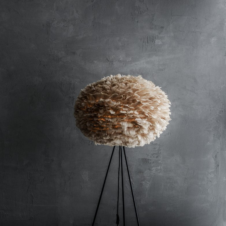 Stilvoller Eos Lampenschirm in zartem Beige, perfekt für eine gemütliche Atmosphäre und geschmackvolle Inneneinrichtung.