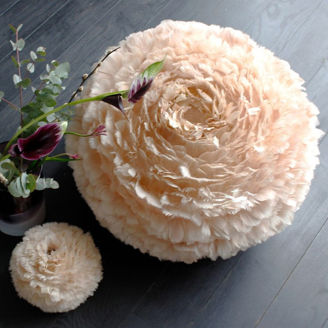 Eleganter Eos Lampenschirm in sanftem Beige, ideal für stimmungsvolle Beleuchtung und harmonische Raumgestaltung.