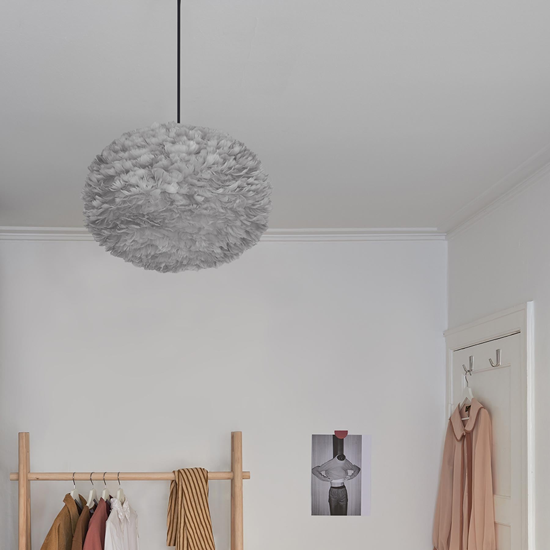 Eleganter Eos Lampenschirm in sanftem Hellgrau, ideal für stilvolle Beleuchtung und moderne Wohnräume.