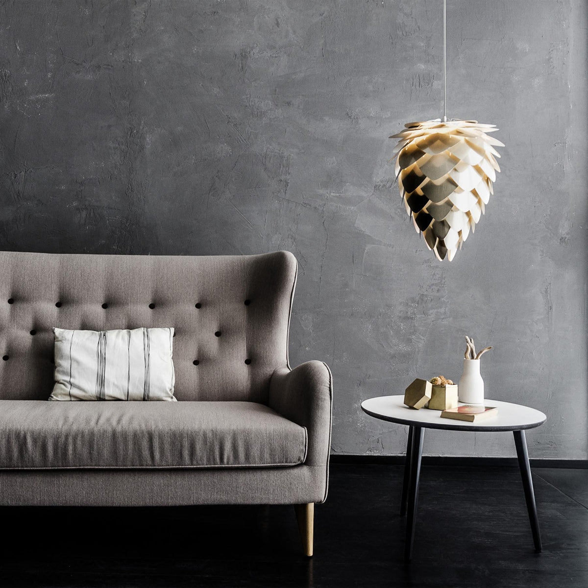 Conia Pendellampe in Brushed Brass präsentiert im Onlineshop von KAQTU Design AG. Lampenschirm ist von Umage