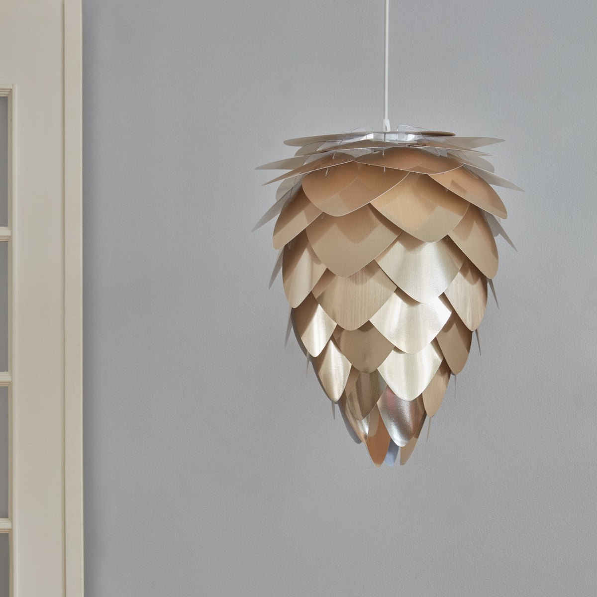 Conia Pendellampe in Brushed Brass präsentiert im Onlineshop von KAQTU Design AG. Lampenschirm ist von Umage