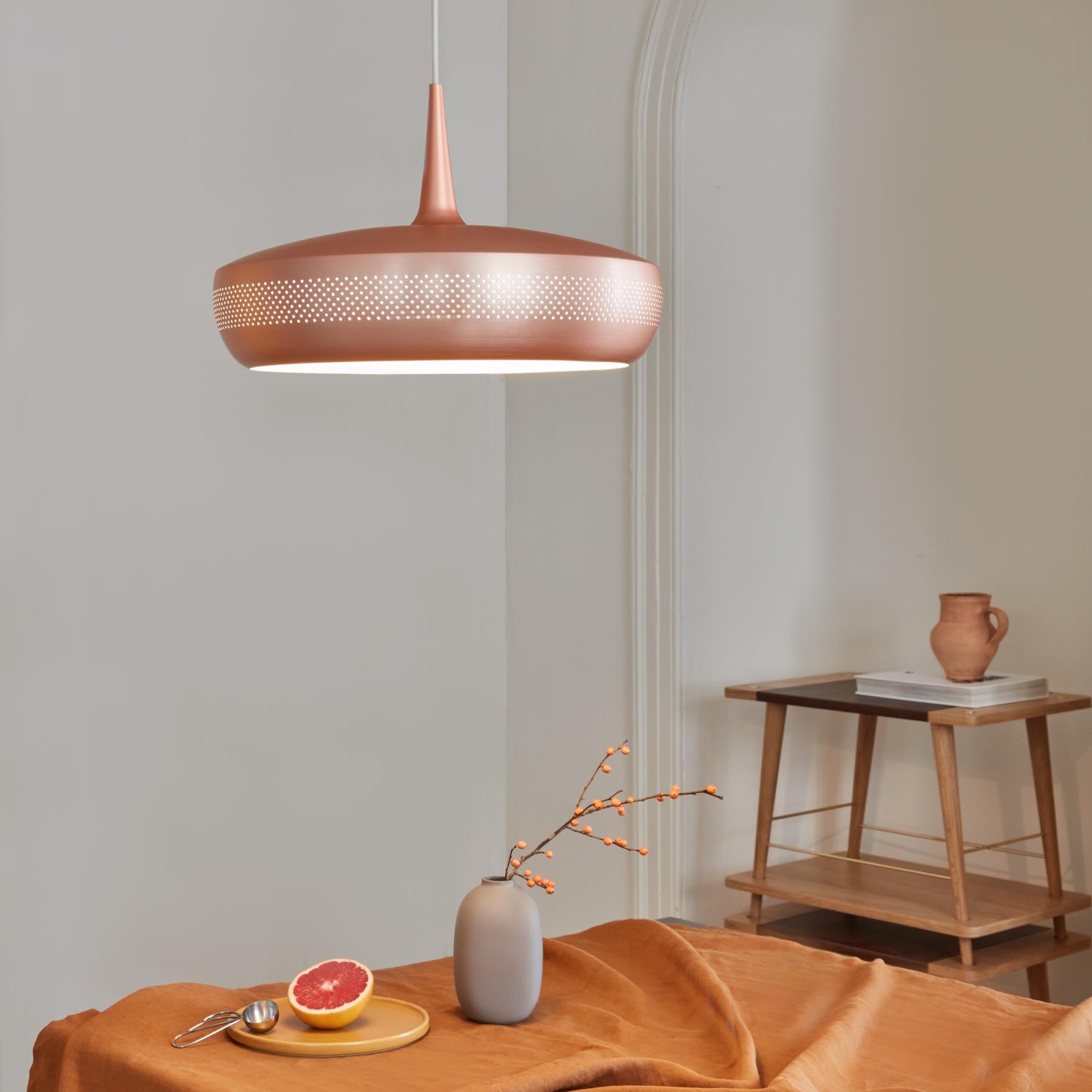 Stilvoller Clava Dine Lampenschirm aus gebürstetem Kupfer, perfekt für eine moderne Pendelleuchte und ein elegantes Ambiente.