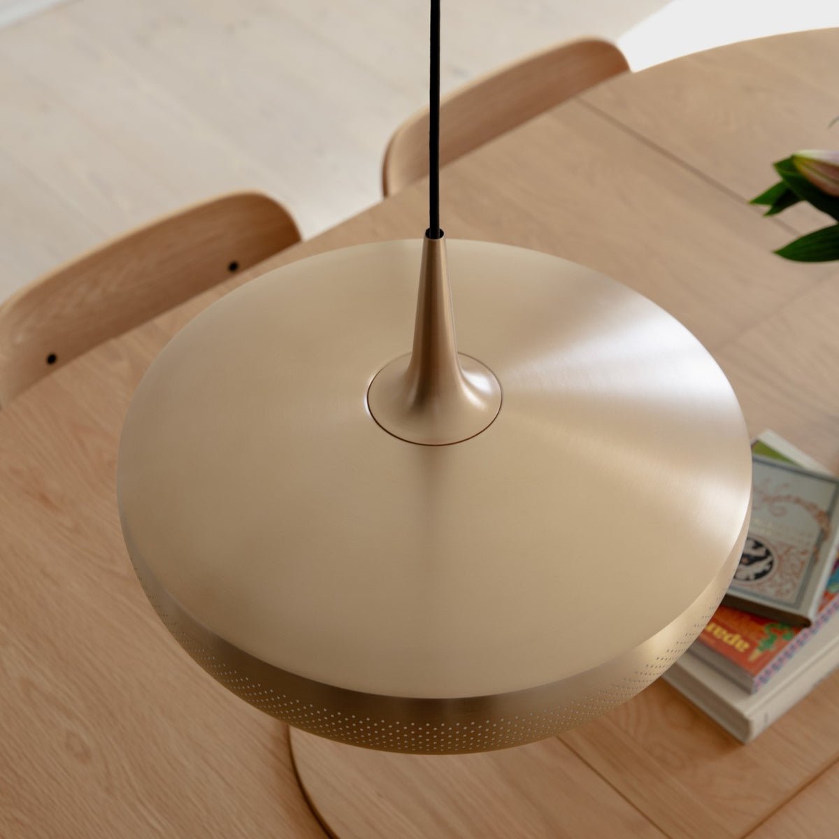 Clava Dine Lampenschirm in Brushed Brass präsentiert im Onlineshop von KAQTU Design AG. Pendelleuchte ist von Umage
