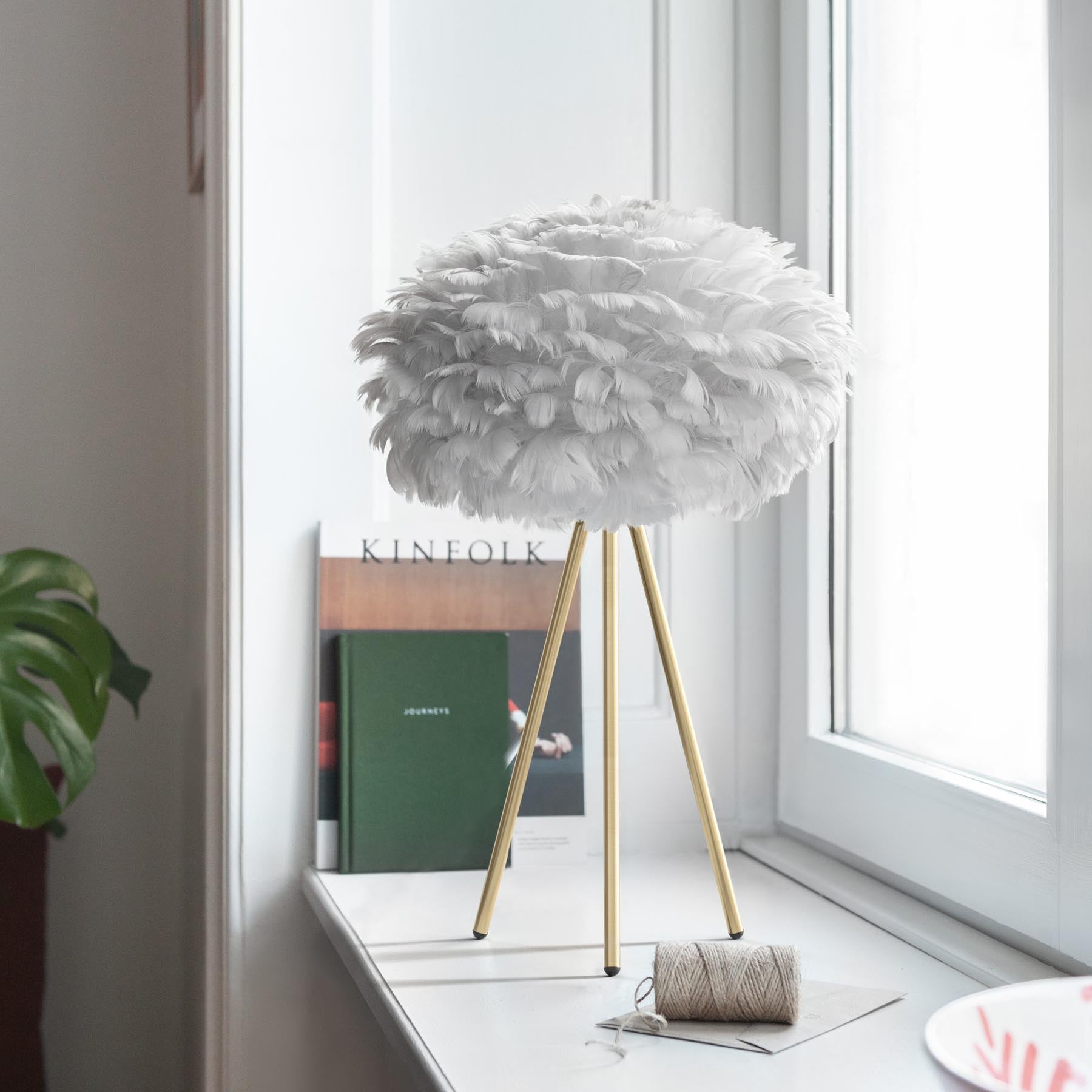 Eleganter Eos Lampenschirm von Umage in reinem Weiß, ideal für stilvolle Beleuchtung und harmonische Raumgestaltung.