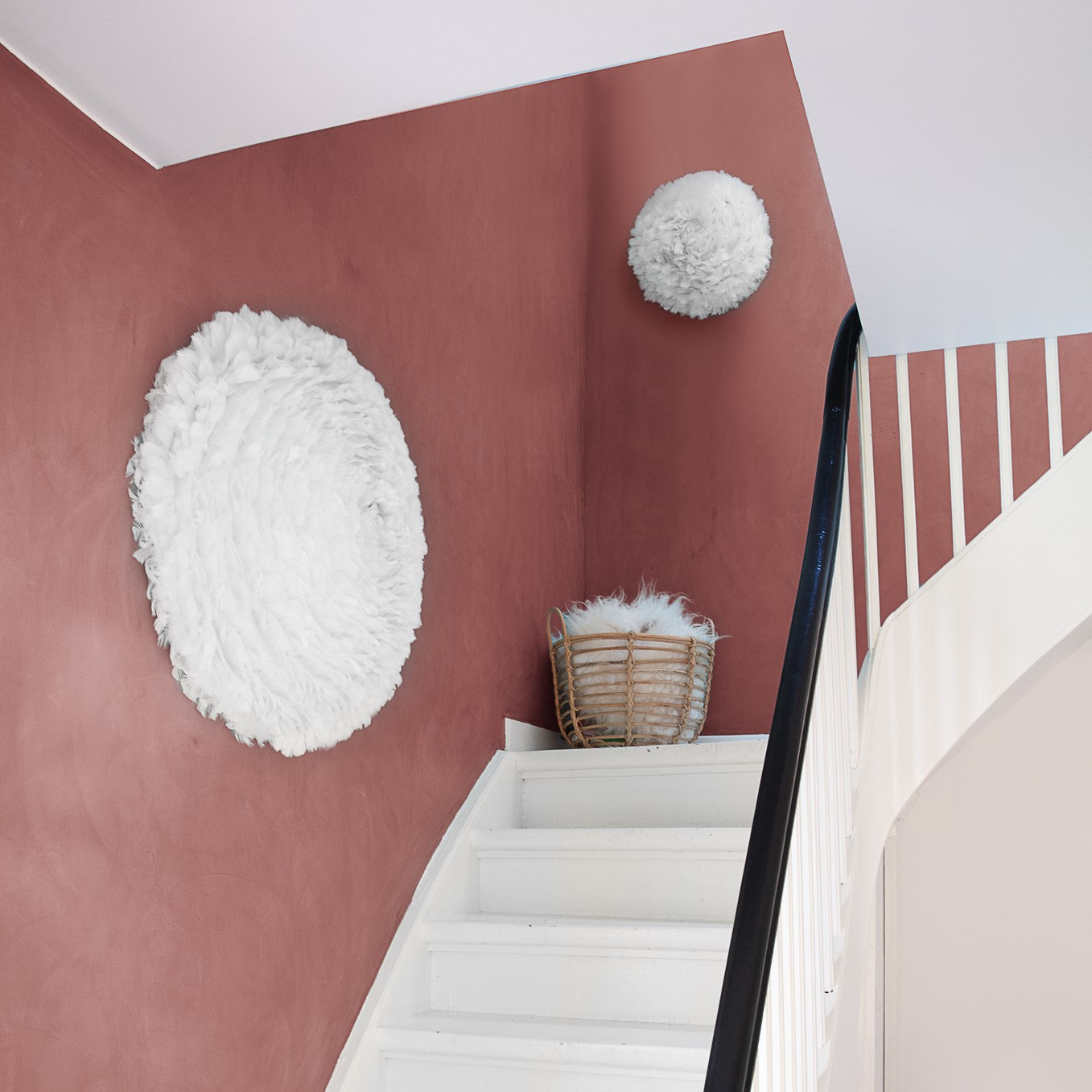 Moderne Eos UP Deckenleuchte in zartem Hellgrau, perfekt für stilvolle Wohnräume. Hochwertige Wandleuchte von Umage.