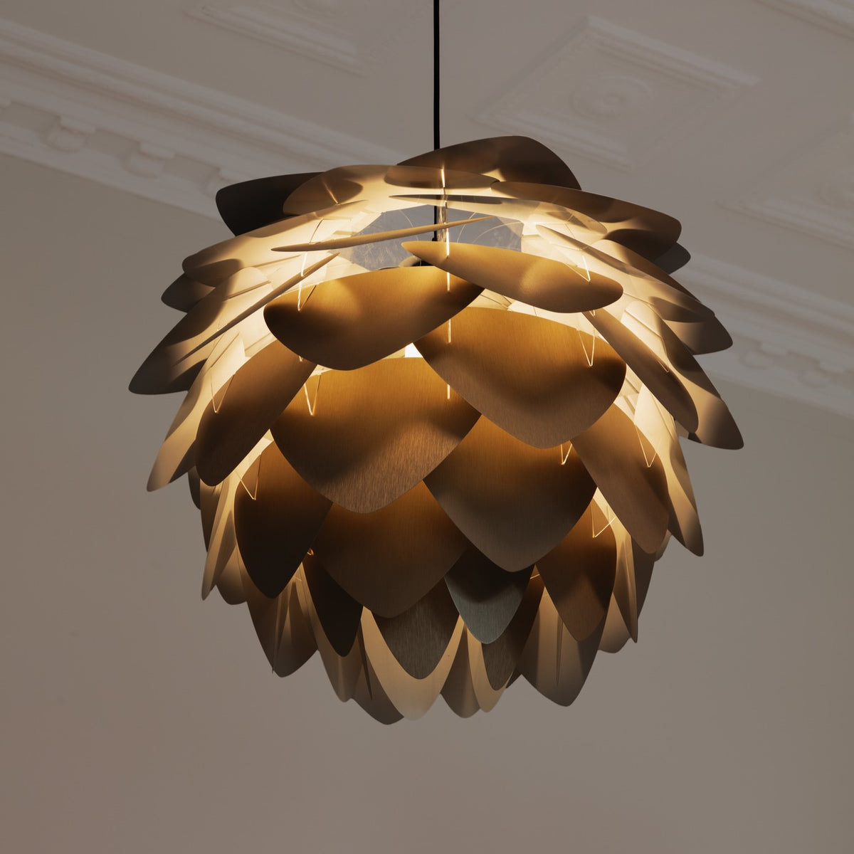 Aluvia Medium Lampenschirm in Brushed Bronze präsentiert im Onlineshop von KAQTU Design AG. Lampenschirm ist von Umage