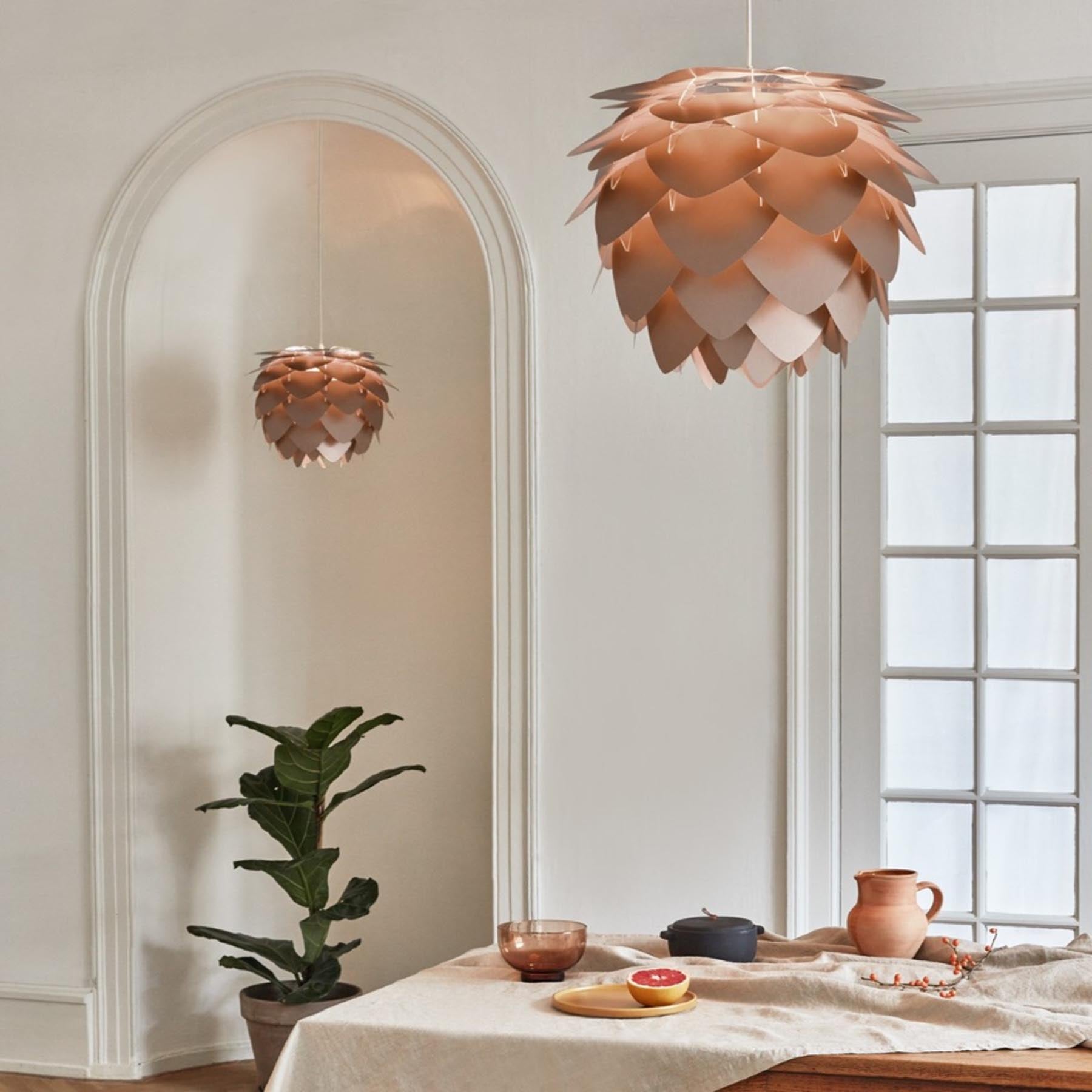 Eleganter Aluvia Medium Lampenschirm in gebürstetem Bronze, ideal für eine harmonische Beleuchtung und zeitgemäße Inneneinrichtung.