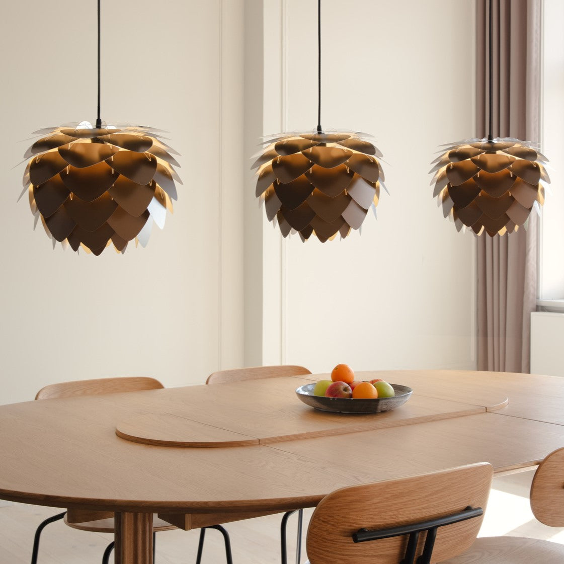 Stilvoller Aluvia Mini Lampenschirm in strahlendem Rubinrot, perfekt für zeitgemäße Innenräume und individuelle Lichtakzente.