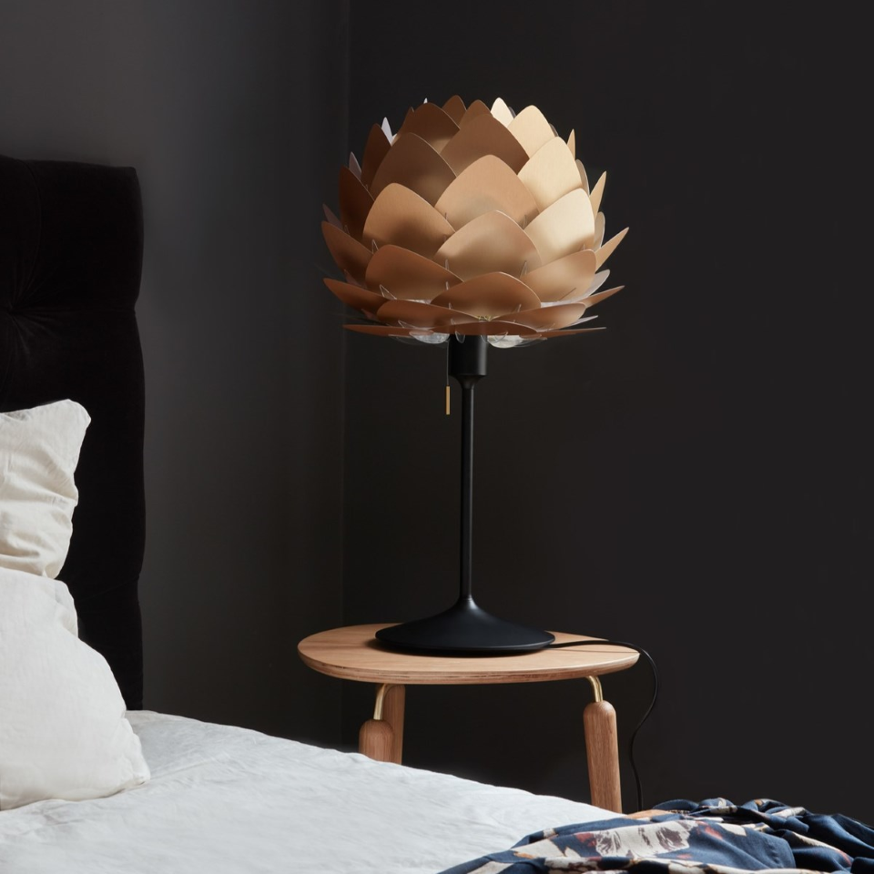Eleganter Aluvia Mini Lampenschirm in leuchtendem Rubinrot, ideal für moderne Wohnräume und kreative Lichtgestaltung.