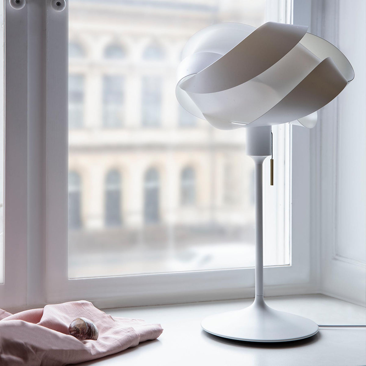 Idea E27 in White präsentiert im Onlineshop von KAQTU Design AG. Lampenschirm ist von Umage
