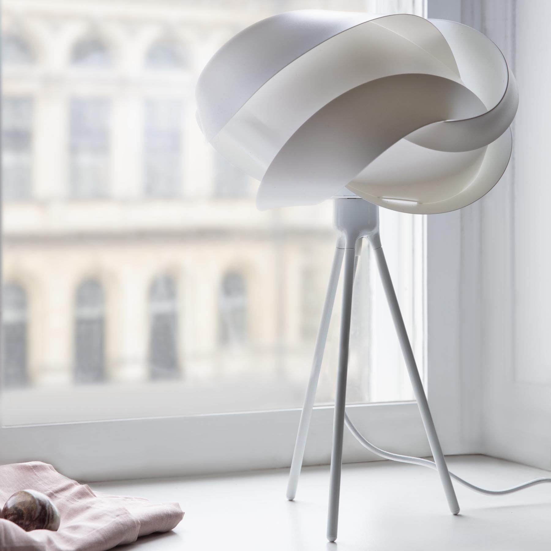 Eleganter Lampenschirm Idea E27 in reinem Weiß von Umage, ideal für stilvolle Akzente in modernen Wohnräumen.