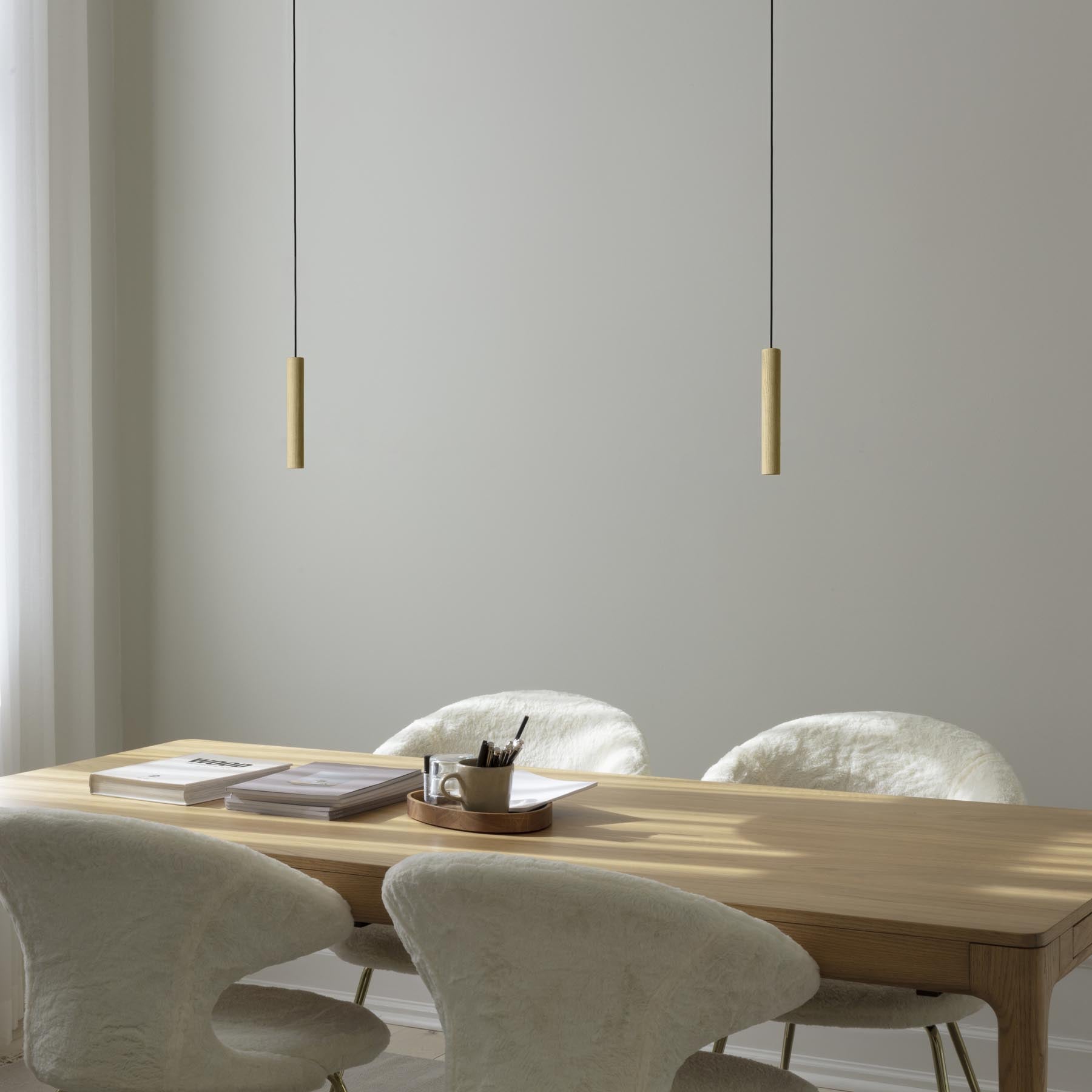 Elegante Chimes Pendellampe aus Eichenholz, die modernes Design und warmes Licht vereint, ideal für stilvolle Wohnräume.