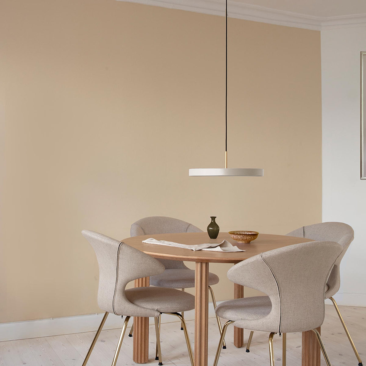 Asteria Medium Pendellampe in Pearl White präsentiert im Onlineshop von KAQTU Design AG. Pendelleuchte ist von Umage