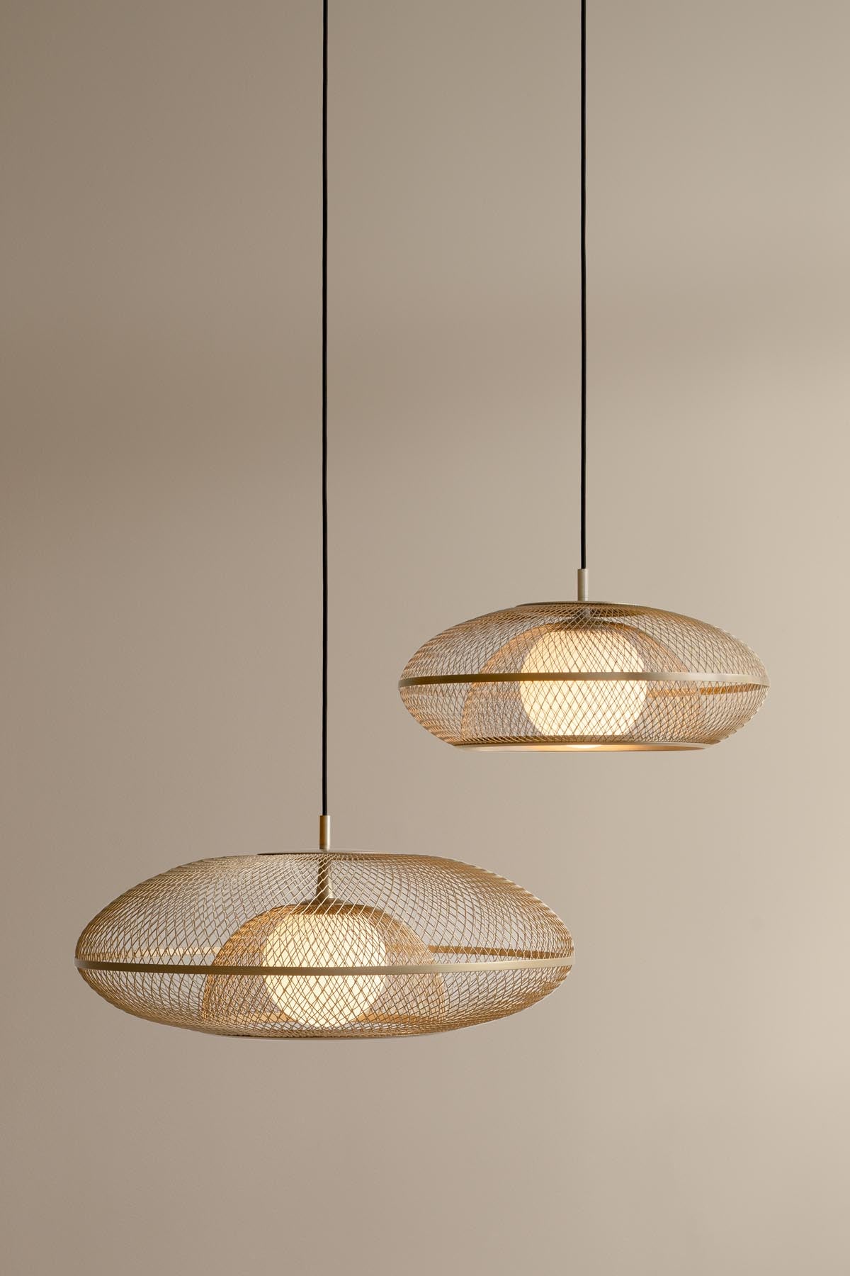 Eleganter Faraday Lampenschirm von Umage aus hochwertigem Messing, ideal für stilvolle Beleuchtung und gemütliche Wohnräume.