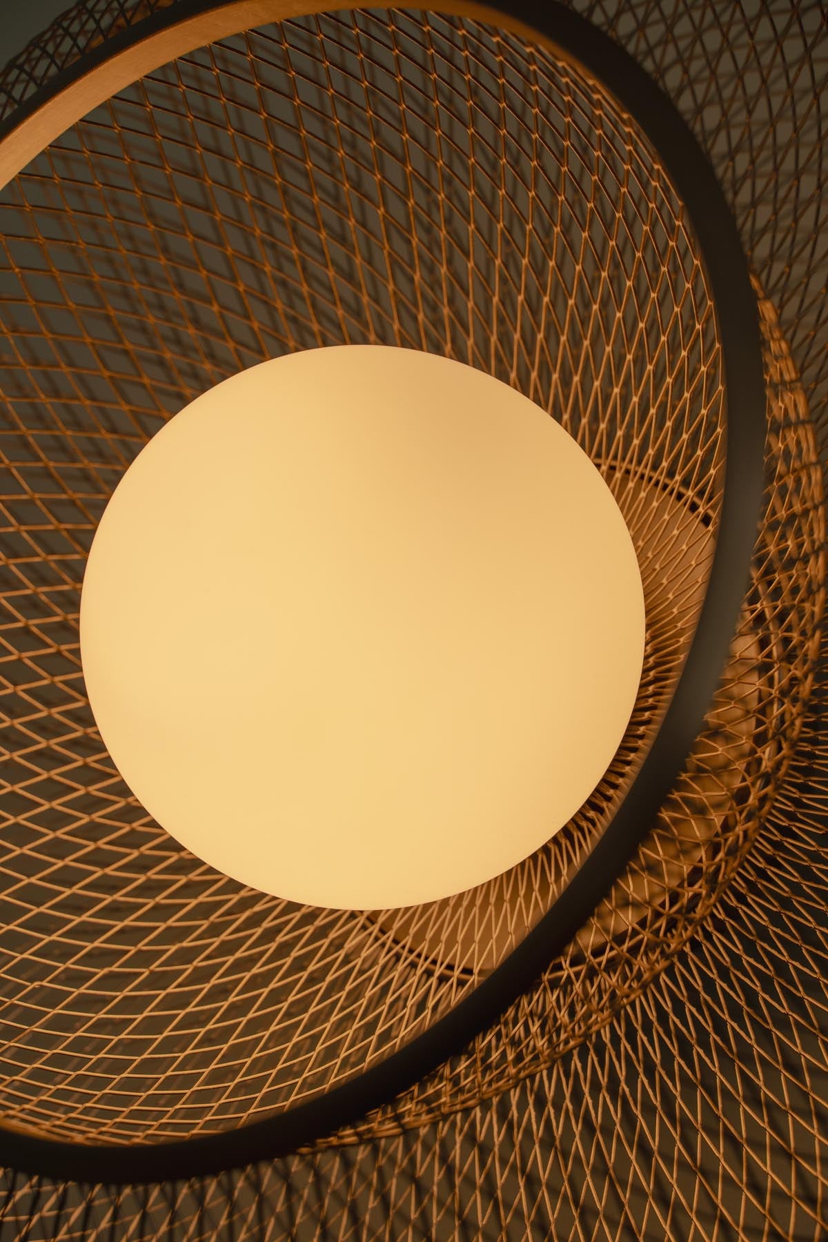 Moderne Faraday Up Wandleuchte von Umage in edlem Messing, perfekt für stimmungsvolle Lichtakzente in jedem Raum.