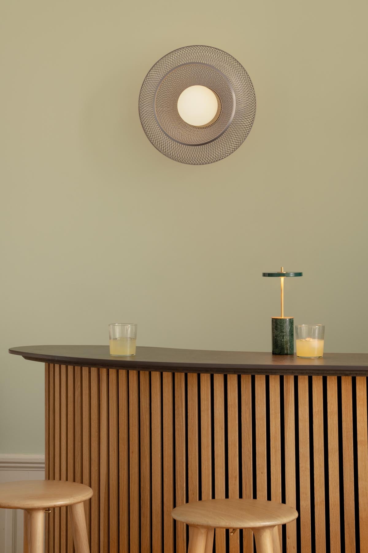 Moderne Faraday Up Wandleuchte von Umage aus hochwertigem Stahl, perfekt für stimmungsvolle Lichtakzente in jedem Raum.