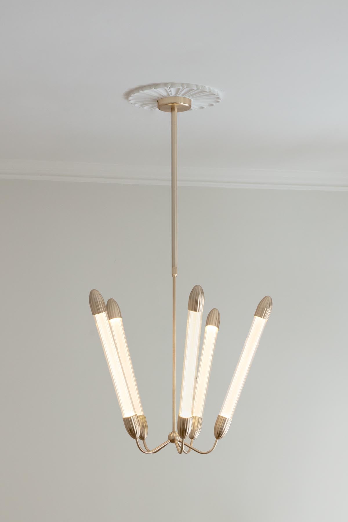 Elegante Lemon Squeeze Double Wandleuchte aus verchromtem Messing, ideal für stilvolle Innenräume und stimmungsvolle Beleuchtung.