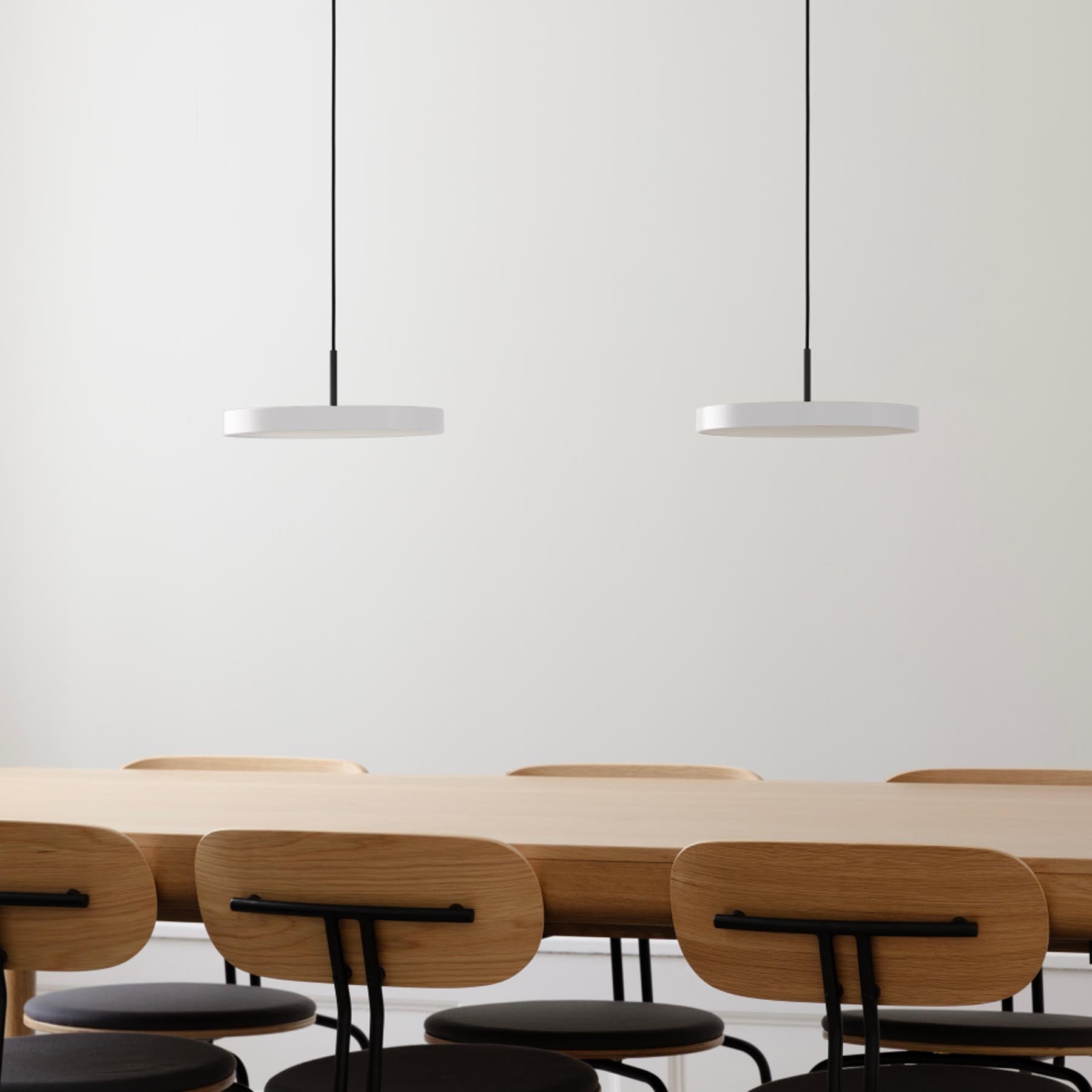 Stilvolle Asteria Mini Pendellampe in Saffron Yellow, perfekt für zeitgemäße Innenräume und zur Schaffung stimmungsvolles Licht.