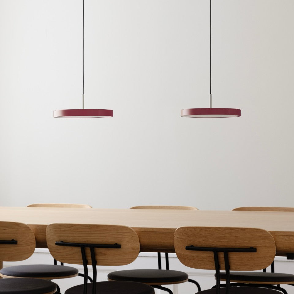 Elegante Asteria Mini Pendellampe in Saffron Yellow, ideal für moderne Innenräume und stimmungsvolle Beleuchtungseffekte.
