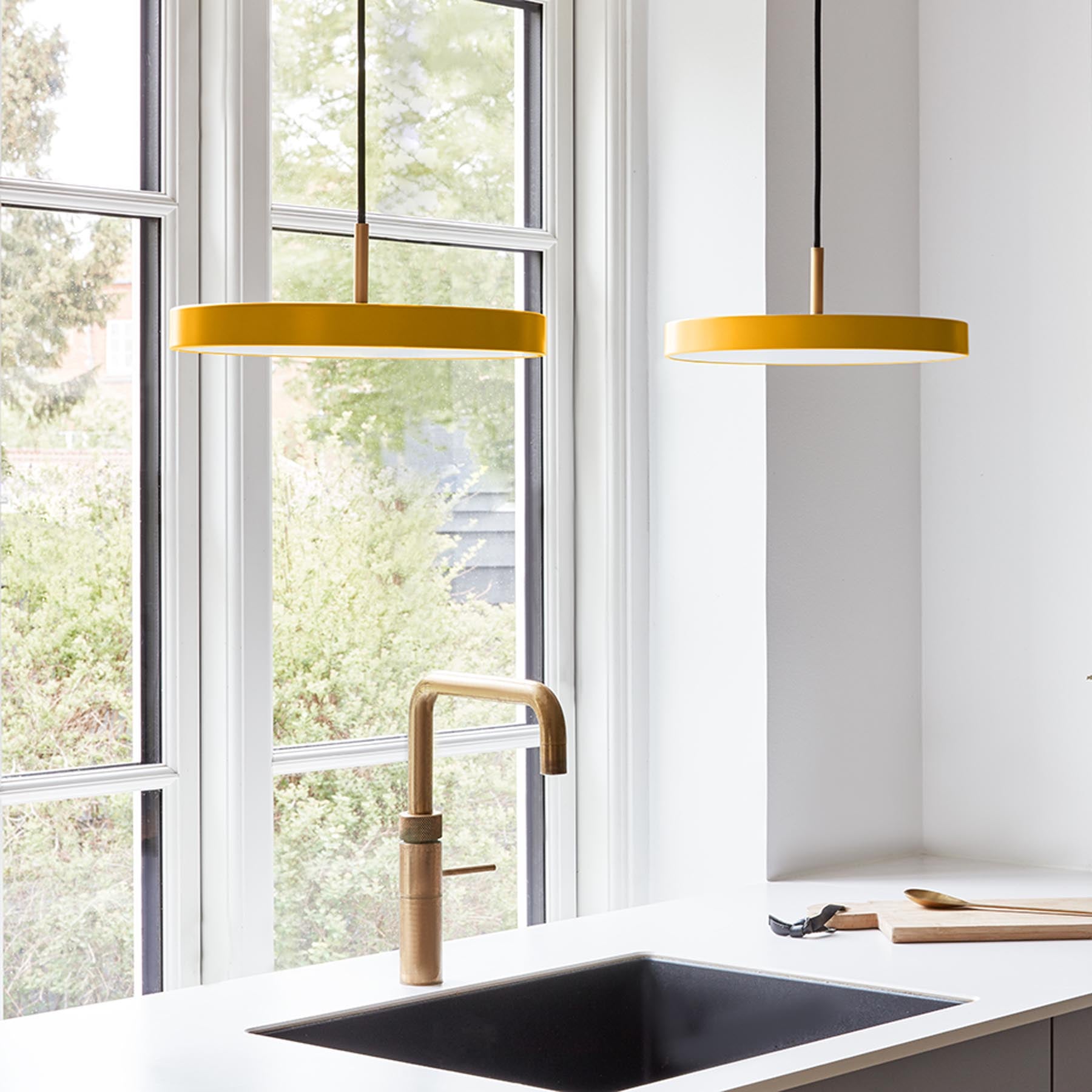 Stilvolle Asteria Mini Pendellampe in Saffron Yellow, perfekt für kreative Raumgestaltungen und stimmungsvolle Beleuchtungseffekte.