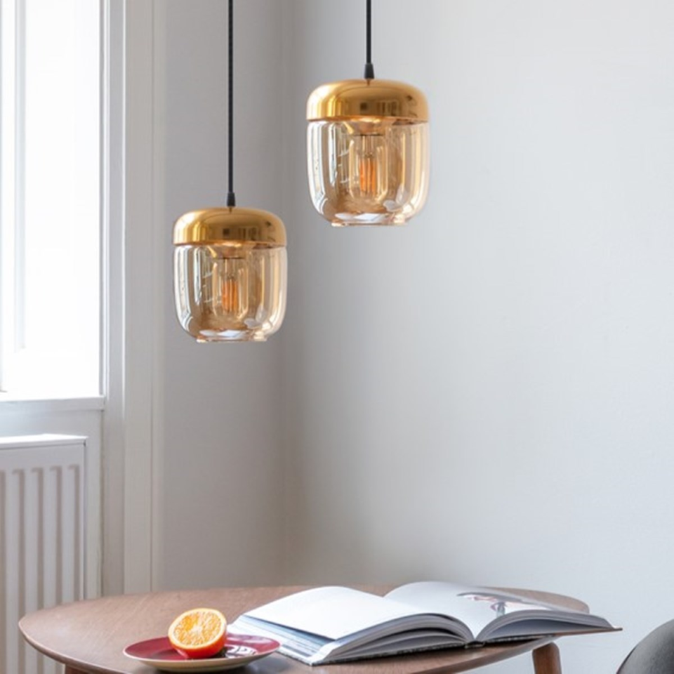 Stilvoller Acorn Lampenschirm in warmem Amber Brass, perfekt für eine gemütliche Atmosphäre und modernes Wohnambiente.
