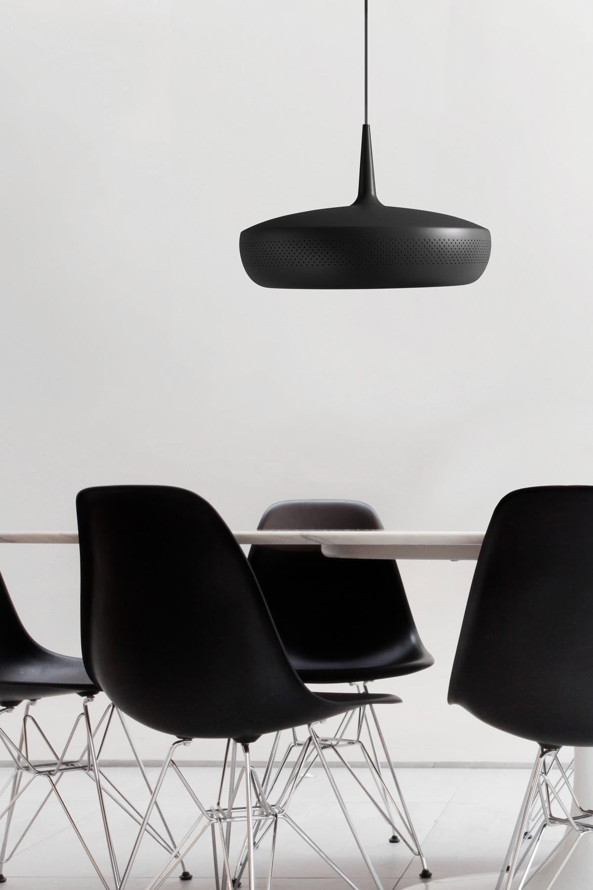 Schwarzer Clava Dine Lampenschirm von Umage, perfekt für Pendelleuchten, vereint modernes Design mit zeitloser Eleganz.