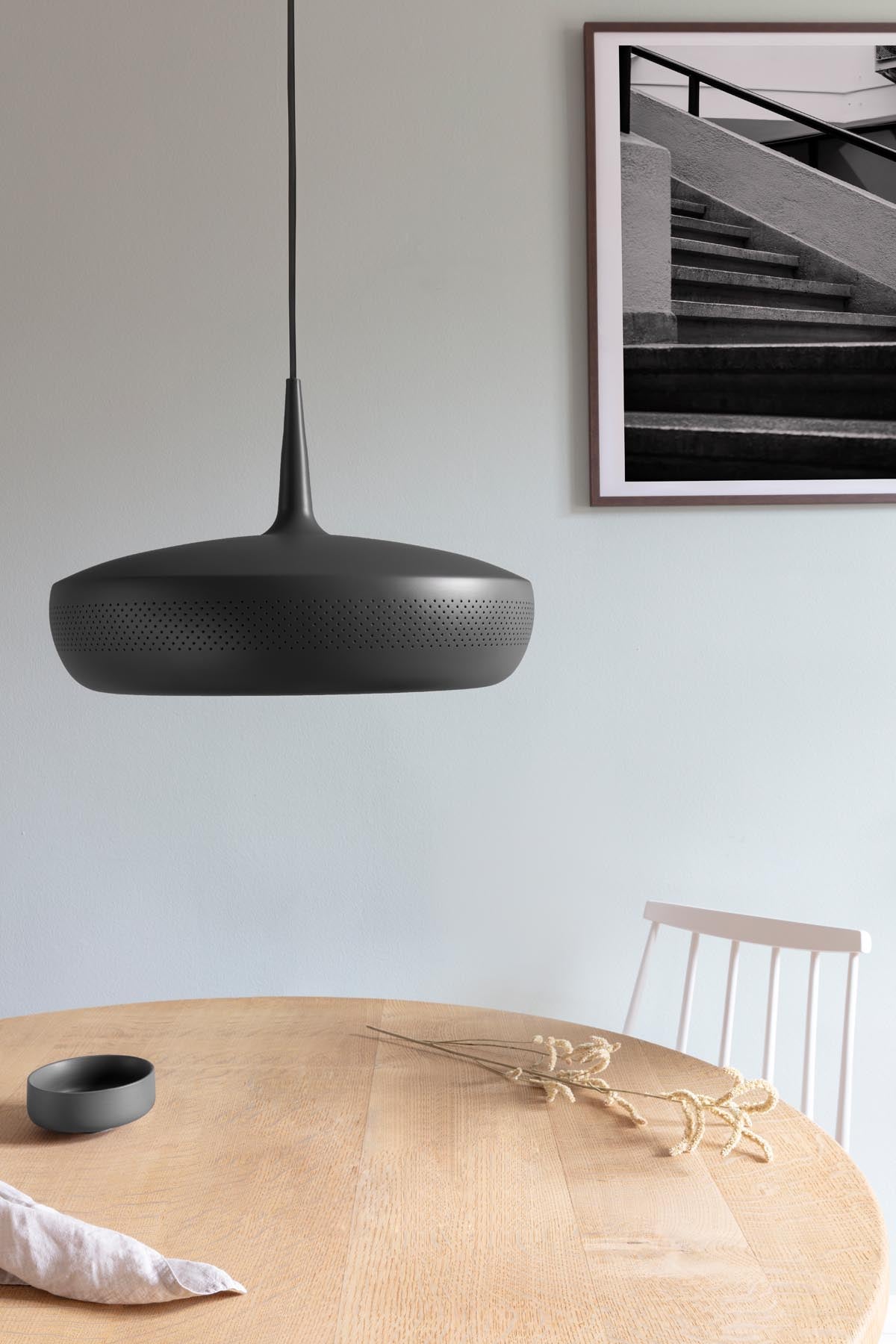 Eleganter Clava Dine Lampenschirm in Schwarz von Umage, ideal für stilvolle Pendelleuchten und moderne Wohnräume.