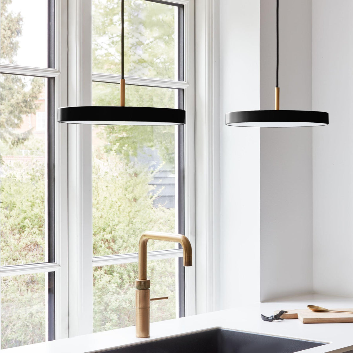 Asteria Mini Pendellampe in Black präsentiert im Onlineshop von KAQTU Design AG. Pendelleuchte ist von Umage