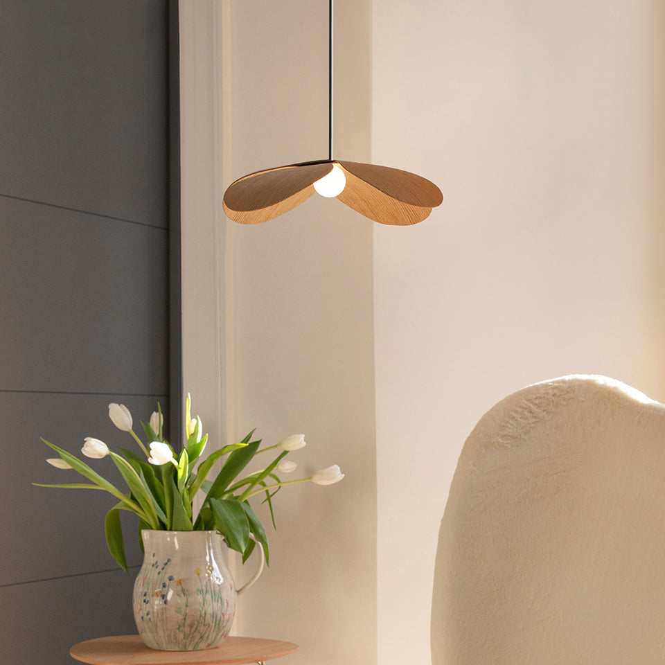 Eleganter Forget Me Not Lampenschirm von Umage, der durch sein florales Design eine warme und einladende Atmosphäre schafft.