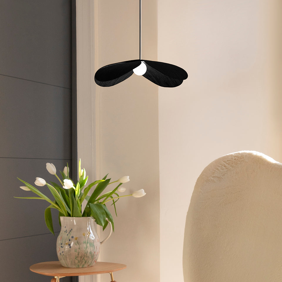 Eleganter Lampenschirm "Forget Me Not" von Umage in edlem Schwarz, ideal für moderne Wohnräume und gemütliche Lichtakzente.