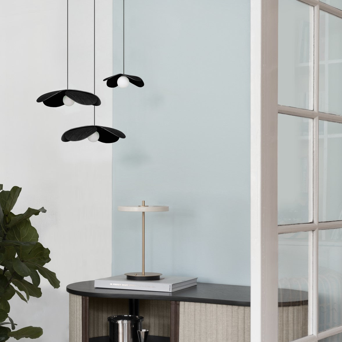 Stilvoller Lampenschirm "Forget Me Not" von Umage in zeitlosem Schwarz, perfekt für eine warme und einladende Atmosphäre in jedem Raum.
