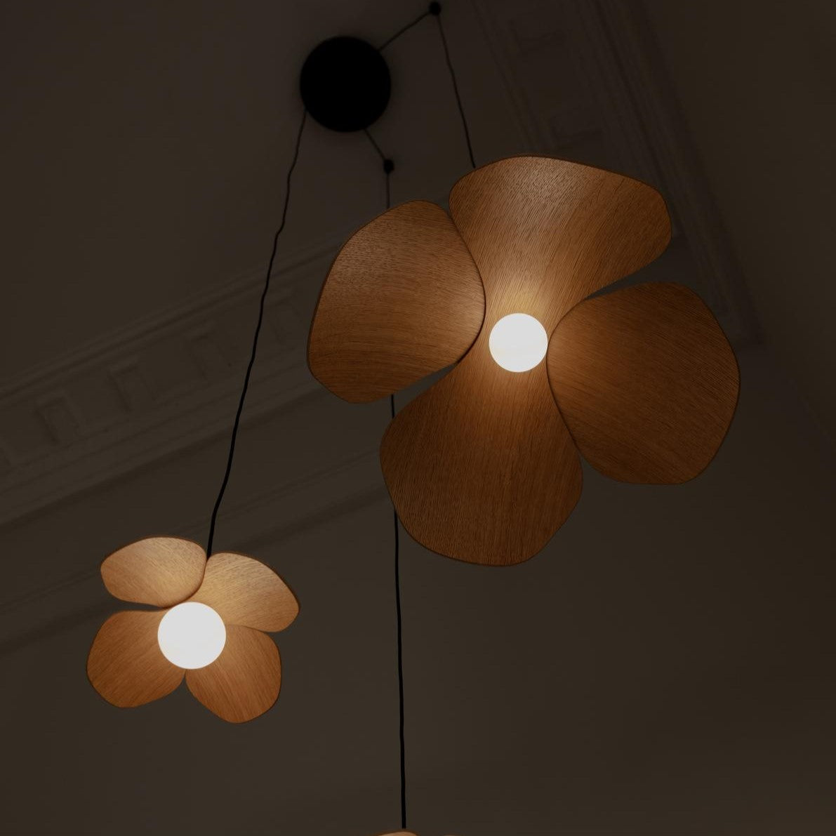 Eleganter Forget Me Not Lampenschirm von Umage, der mit seinem floralen Design eine harmonische Atmosphäre und sanftes Licht verbreitet.